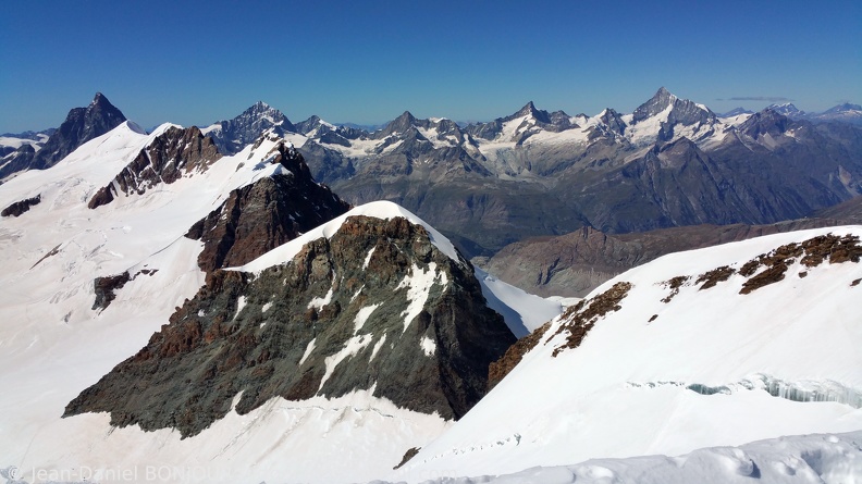 En-dessous de Castor, vue arrière vers Cervin, chaîne du Breithorn, Pollux... 2016-08-22 045.jpg