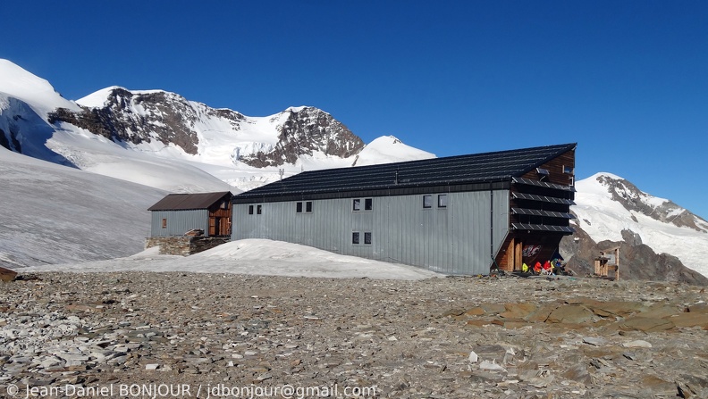 Refuge CAI Quintino Sella (3585), au loin Liskamm et Naso del Liskamm 2016-08-22 070.JPG