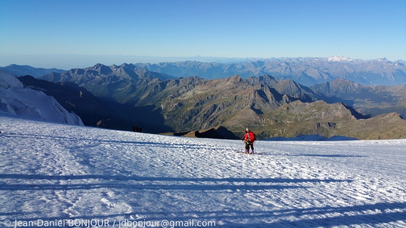 Au-dessus du Refuge Gnifetti, lever de soleil sur l'Italie 2016-08-24 241.jpg