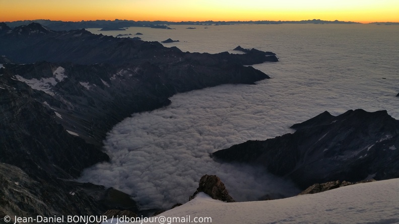 Depuis Zumsteinspitze (4562), mer de brouillard sur l'Italie au lever du soleil 2016-08-25 513.jpg