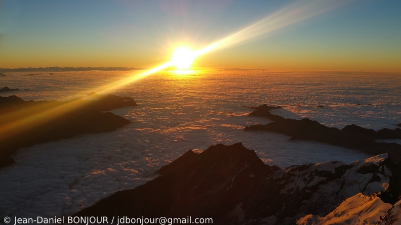 Depuis Zumsteinspitze (4562), mer de brouillard et lever du soleil sur l'Italie 2016-08-25 521.jpg
