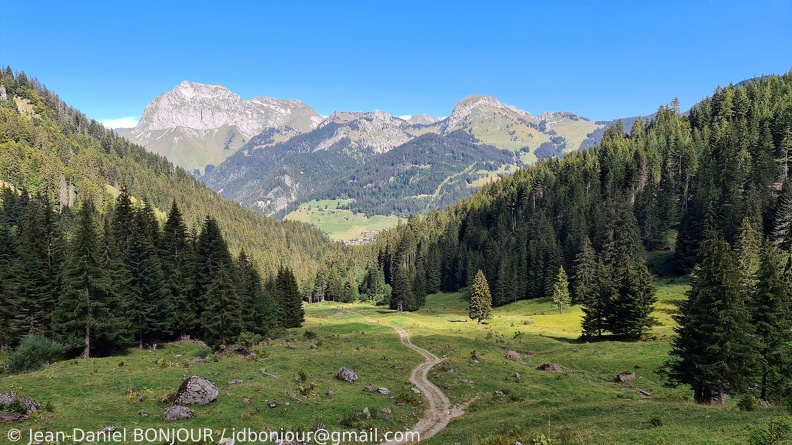 Dans le vallon des Mattes, vue arrière sur les Cornettes de Bise et le Linleu 2020-09-05 070.jpg