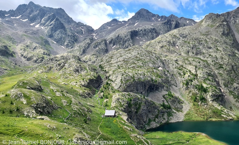 Refuge des Lacs de Vens FFCAM (2380m), avec au loin le Pas de Vens 2021-07-07 106.jpg