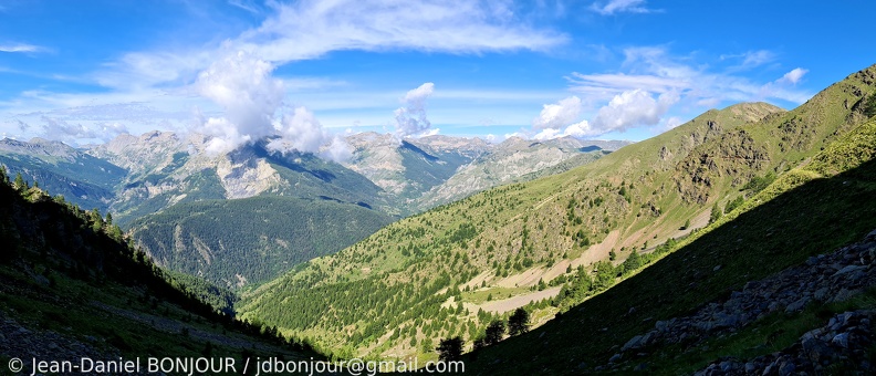 Depuis le Chemin de l'Énergie, vue au Sud sur la Vallée de la Tinée 2021-07-08 151.jpg