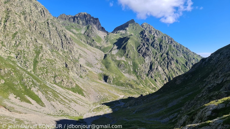 En dessus du Rifugio Soria Ellena, au loin le Colle delle Fenestrelle (d'où l'on vient) 2021-07-14 432.jpg