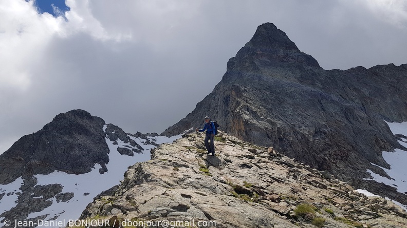 Depuis le Passo dei Ghiacciai del Gelas, descente sur le Bivacco Moncalieri 2021-07-14 474 Cty.jpg