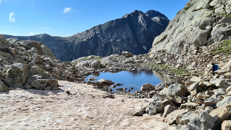 En dessous de la Baisse du Basto, lac sans nom (~2530m) et Mont Bégo 2021-07-17 630.jpg