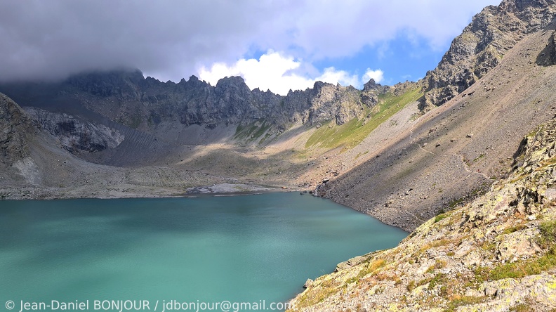 Lac de l'Eychauda (2520), vue arrière vers le Col des Grangettes à droite 2022-07-20 608.jpg