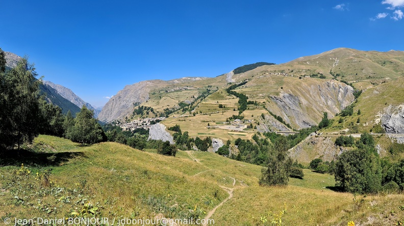 Vue arrière sur le village de La Grave (1470) et le plateau d'Emparis au loin 2022-07-18 520.jpg