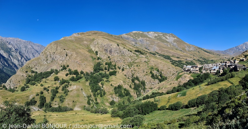 Vue arrière sur le village du Chazelet (1780) et le plateau d'Emparis 2022-07-18 514.jpg