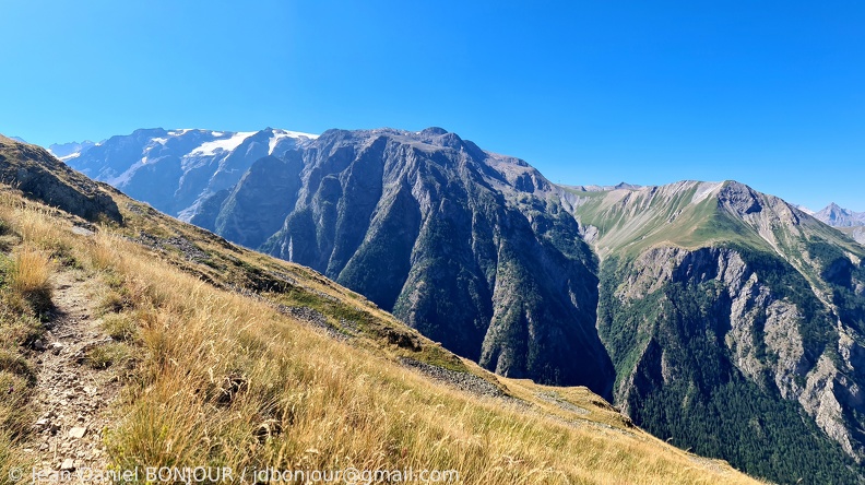 Vue sur le massif de la Meije (ici 3600) 2022-07-17 464.jpg