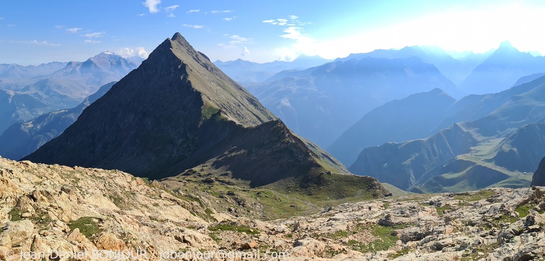 Au-dessus du Col du Vallon (2531), vue sur l'Aiguille de Vénosc (2830) 2022-07-14 348.jpg