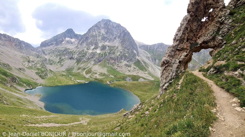 Arche rocheuse en-dessus du Lac de la Muzelle 2022-07-13 335.jpg