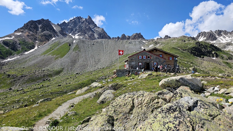 Chamanna d'Es-cha CAS (2594) et Piz Kesch (Piz d'Es-cha) 2024-07-23 014 Chamanna d'Es-cha.jpg